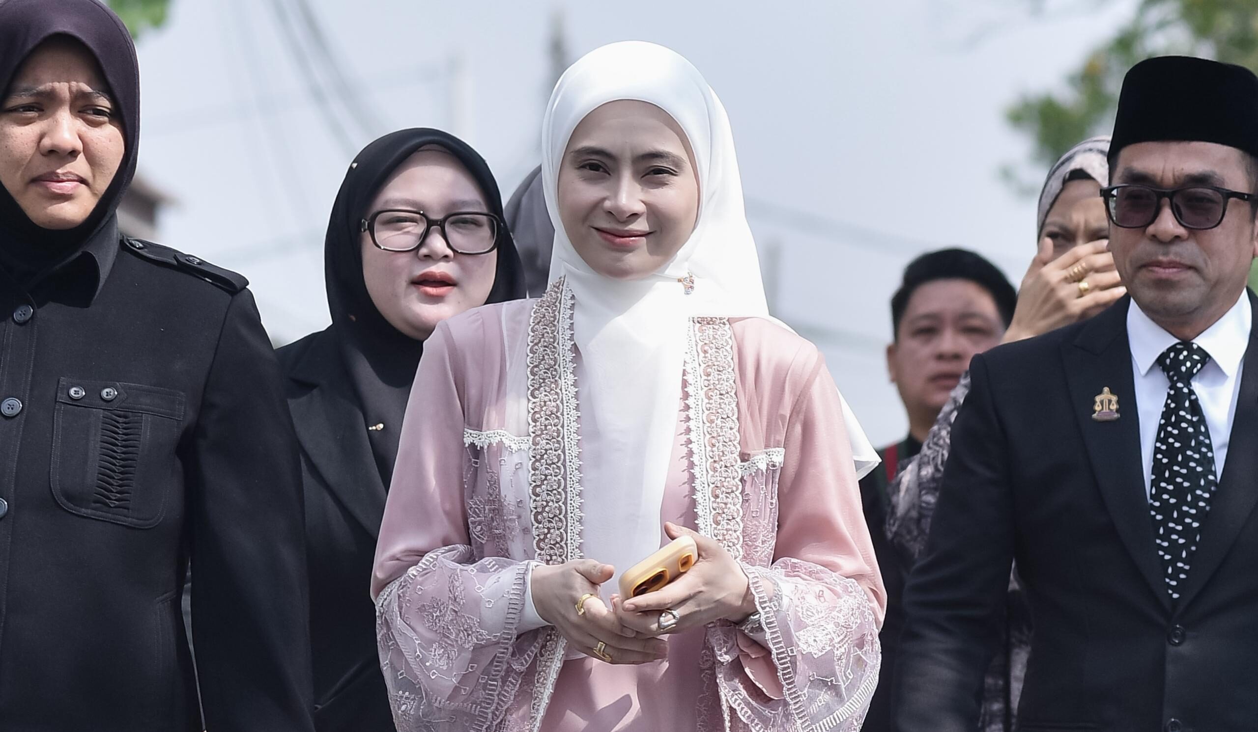 ‘Saya macam mana nak kahwin? Dia (Datuk Red) senang dah kahwin, kita nak kahwin susah